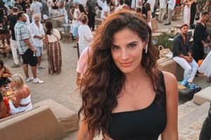 Χριστίνα Μπόμπα: Στο πατρικό της στα Καμένα Βούρλα μαζί με τις κόρες της - Η εντυπωσιακή θέα με το ηλιοβασίλεμα [εικόνες]