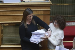 Πρόταση δυσπιστίας - Κωνσταντοπούλου: "Τα σαπάκια βαγόνια της Siemens της δεκαετίας του '90 κατέρρεαν καθημερινά και το γνωρίζατε"