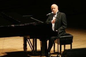 Ελεάννα Πλέσσα: Η κόρη του Πλέσσα στην κηδεία του πατέρα της - Η σπάνια εμφάνισή της με τον ετεροθαλή αδελφό της - εικόνα 9