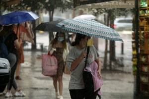 Kακοκαιρία: Καταιγίδα στο κέντρο της Αθήνας - Ισχυρές βροχοπτώσεις και στη Χαλκιδική [βίντεο]