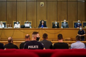 Δίκη Χρυσής Αυγής: Η άλλη όψη της μεγαλειώδους συγκέντρωσης στο Εφετείο - Ανησυχία Κικίλια για διασπορά κορονοϊού λόγω συνωστισμού - εικόνα 3