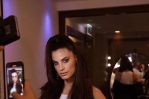 Χριστίνα Μπόμπα - Σάκης Τανιμανίδης: Trendy με casual look στις ηλιόλουστες Κάννες - εικόνα 5