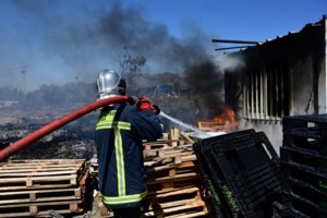 Φωτιά στο Σχιστό Κορυδαλλού - Μεγάλη κινητοποίηση με 50 πυροσβέστες και τρία ελικόπτερα