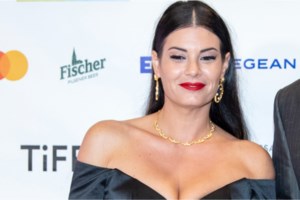 Sweet fourteen: Η Ισμήνη Αϊβάζη έκλεισε τα 14 με σούπερ μίνι, κόκκινο κραγιόν και φλατ παπούτσια - εικόνα 5