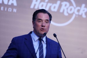 ΔΕΘ 2022 με... μπουζούκια: Μαζωνάκης, Καρράς και Πάολα στη σκηνή της φετινής έκθεσης