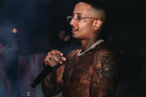 Τράπερ οργάνωσε συναυλία στον Άγ. Δημήτριο μέσω ίντερνετ: Εταζε πως τα πλάνα θα έπαιζαν στο βίντεο κλιπ του [Βίντεο]