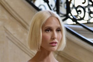 Στιλάτη με σατέν slip dress η Μαρία Ολυμπία: Πήγε στο Wimbledon αλλά δεν την έβαλαν στο Royal Box - εικόνα 2