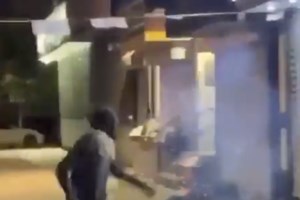 Απίστευτες εικόνες στο Χάρλεμ: Αιμόφυρτος άνδρας περπατά με ένα μαχαίρι καρφωμένο στο κεφάλι του - εικόνα 2