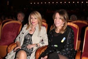 Έλλη Στάη: Πήγε στο θέατρο με τα χαριτωμένα εγγόνια της - Η cool και στιλάτη γιαγιά και τα παιδιά του γιου της - εικόνα 6