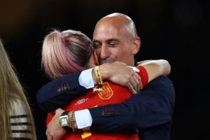 Ισπανία: Χειροπέδες σε άνδρα που έπιασε τα οπίσθια δημοσιογράφου σε ζωντανή σύνδεση [Βίντεο] - εικόνα 2