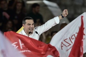 Ο Ανδρουλάκης άφησε λευκό τριαντάφυλλο στο μνήμα του Ανδρέα Παπανδρέου - "27 χρόνια από τον θάνατο του ανεπανάληπτου ηγέτη"