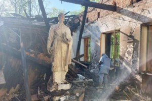 Ουκρανία: Τουλάχιστον 2 νεκροί και 60 εγκλωβισμένοι από βομβαρδισμό σχολείου στο Λουχάνσκ [εικόνες - βίντεο] - εικόνα 2