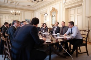 Σύσκεψη στο υπ.Υγείας - Τα νέα περιοριστικά μέτρα και η απόφαση για τα σχολεία