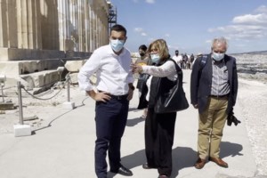 Ο απίστευτος διάλογος Μενδώνη - Τσίπρα στην Ακρόπολη: "Θέλω να σας μιλήσω για τα γλυπτά- Δεν υπάρχουν γλυπτά κ. Πρόεδρε..." - εικόνα 2