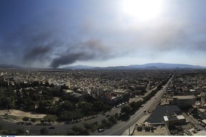 Φωτιά στη Μεταμόρφωση: Συνεχίζει να καίει στο εσωτερικό του εργοστασίου - Το νέφος "έπνιξε" την περιοχή