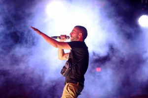 Ο ΛΕΞ πλημμύρισε το ΟΑΚΑ: Πάνω από 60.000 στην πρώτη συναυλία - Η εμφάνιση έκπληξη της Χαρούλας Αλεξίου [εικόνες - βίντεο] - εικόνα 2