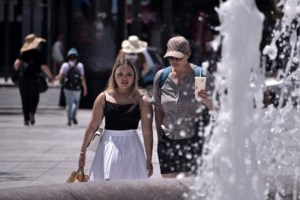 Οδηγίες προστασίας από τον καύσωνα: Τι κάνουμε αν κάποιος πάθει θερμοπληξία - Ποιοι κινδυνεύουν περισσότερο