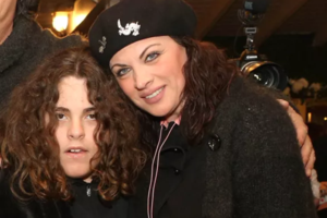 Νένα Χρονοπούλου για Τάσο Μητρόπουλο: Έγινε πατέρας για τον γιο μου - Δεν έφυγε όταν έμαθε για τη βαριά αναπηρία [Εικόνες, βίντεο]