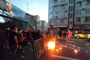 Ιράν: Συγκλονίζει η ακτιβίστρια που έγινε viral κόβοντας τα μαλλιά της - "Ήρθε η ώρα να κάνουμε τον θυμό μας καταιγίδα" [Βίντεο]