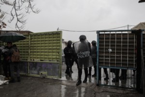 Νέα έφοδος της ΕΛΑΣ σε καταυλισμούς Ρομά στο Μενίδι - 13 προσαγωγές και μία σύλληψη - εικόνα 4