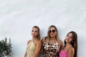 Κωνσταντίνα Σπυροπούλου: Πολύ μαυρισμένη με σούπερ μίνι φόρεμα σε χλιδάτο γάμο στην Αθήνα - εικόνα 7