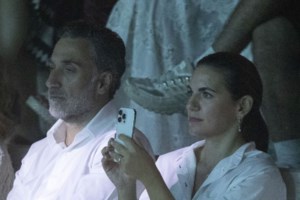 Όλγα Κεφαλογιάννη: Η business chic εμφάνιση με πουά ασπρόμαυρο look στο κέντρο της Αθήνας - εικόνα 5