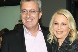 Νίκος Χατζηνικολάου: Η σφιχτή αγκαλιά και το παθιασμένο φιλί στην Κρίστη Τσολακάκη μπροστά στο δέντρο