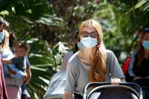 Ιωάννα Παππά: Στιλάτη εμφάνιση στην Επίδαυρο με μίνι shirtdress και mules - εικόνα 6