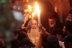 Ιεροσόλυμα: Η στιγμή που το Άγιο Φως παρελήφθη από τον υφυπουργό Εξωτερικών Ανδρέα Κατσανιώτη - εικόνα 4