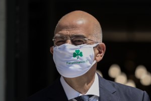 Κορονοϊός: Ποζάρει με τη μάσκα του ΟΦΗ ο Λευτέρης Αυγενάκης στη Βουλή [Εικόνες]