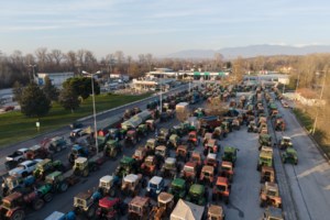 Λάρισα: Ασθενοφόρο έπεσε σε κλούβα της Αστυνομίας που είχε κλείσει τον δρόμο - Τραυματίστηκε ο συνοδηγός - εικόνα 2