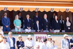 Με πολύ μακριά και ατημέλητα μαλλιά στις Κάννες η Σαρλότ Κασιράγκι: Το λευκό φόρεμα και η ανανεωμένη εμφάνιση μετά το διαζύγιο - εικόνα 9