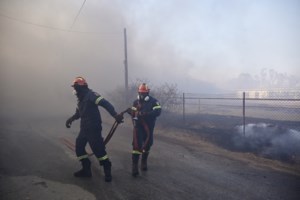 Δυο πυρκαγιές από κεραυνούς σε Αρκαδία και Θεσπρωτία - Μέτωπο και στον Τύρναβο
