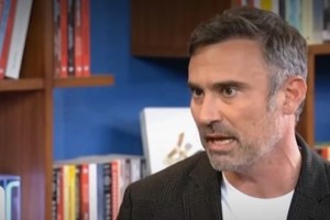 Γιώργος Καπουτζίδης: Εγώ δεν ξυπνάω το πρωί και λέω "αχ Θεέ μου, πάλι γκέι ξύπνησα" [βίντεο]