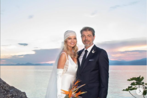 Παναγιώτα Βλαντή: Η σπάνια εμφάνιση με τον σύζυγό της - Μαυρισμένη με μάξι σατέν φόρεμα - εικόνα 2