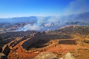 Φωτιά στις Μυκήνες: Πέρασε μέσα από τον αρχαιολογικό χώρο - Απίστευτες εικόνες και βίντεο - εικόνα 12