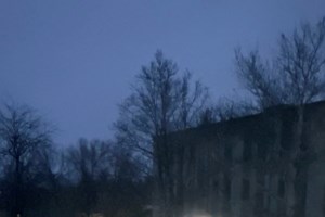 Εκατοντάδες πολίτες διαδηλώνουν στη Χερσώνα - Άντρας ανέβηκε σε ρώσικο τεθωρακισμένο με την ουκρανική σημαία [Βίντεο]