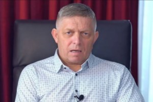 Ο Σλοβάκος πρωθυπουργός επέστρεψε στα καθήκοντά του μετά την απόπειρα δολοφονίας - Αδυνατισμένος και με πατερίτσες