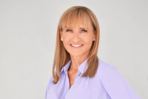 Μάρα Ζαχαρέα: Δείχνει το σώμα της με μαύρο μικροσκοπικό μπικίνι στα 57 της - εικόνα 2