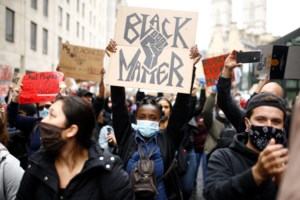 Μεγαλειώδεις πορείες διαδηλωτών στην Ουάσινγκτον και σε άλλες πόλεις των ΗΠΑ - Την Τρίτη η κηδεία του Τζορτζ Φλόιντ - εικόνα 3