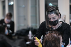 Διαδήλωση κουρέων και κομμωτών για τα νέα μέτρα: Συγκέντρωση έξω από το υπουργείο- Τους συνάντησε ο Άδωνις - εικόνα 3