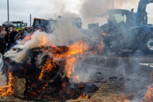 Αγρότες: Καλά κρατεί το μπλόκο της Νίκαιας - Κλειστή η Εθνική Αθηνών - Θεσσαλονίκης