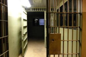 Καίει τρεις σωφρονιστικούς η κατάθεση δραπέτη φυλακών για χρηματισμό