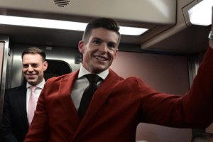 Ο Κασσελάκης ανέβασε τον Τάιλερ στην εξέδρα μετά την ομιλία του στο Σύνταγμα [εικόνες]