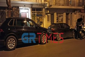 Θεσσαλονίκη: Μπαράζ επιθέσεων από κουκουλοφόρους - Έσπασαν με βαριοπούλες βιτρίνες καταστήματων και ΑΤΜ στην Τούμπα - εικόνα 4