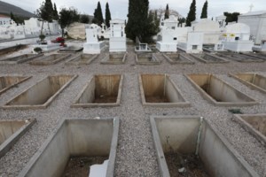 Απίστευτο: Εκαναν πάρτι σε νεκροταφείο στην Κάρπαθο για τον Άγιο Νικόλαο- Με φωτισμό και μουσική [βίντεο]