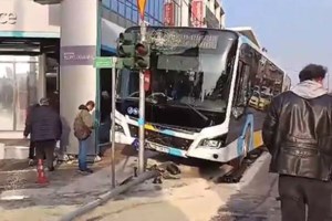 Τροχαίο στη Μεσογείων: Βίντεο διαψεύδει τον οδηγό του λεωφορείου - Ισχυρίστηκε ότι κλείστηκε από κάποιον και το έριξε έξω - εικόνα 2