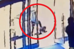 Δολοφονία Τζορτζ Φλόιντ: Συγκλόνισε στη δίκη η 18χρονη που κατέγραψε τη σκήνη - "Εκλιπαρούσε για τη ζωή του"