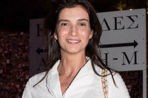 Κατερίνα Λάσπα: Στη Σέριφο με λευκό ολόσωμο μαγιό που αναδεικνύει την καλογυμνασμένη σιλουέτα της