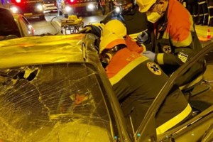 Αμαλιάδα: Αυτοκίνητο "καρφώθηκε" σε βιτρίνα μετά από τρελή κούρσα [εικόνες]